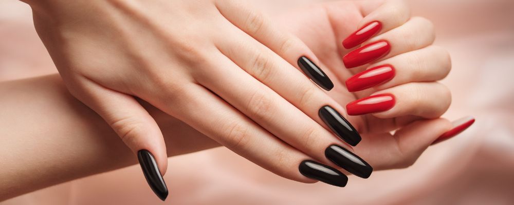 ciemny manicure do jasnej karnacji